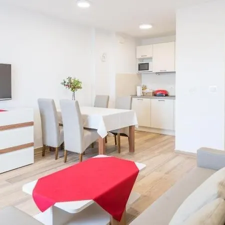 Luce Royal - One Bedroom With Balcony And Sea View Apartment