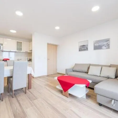 Luce Royal - One Bedroom With Balcony And Sea View Apartment